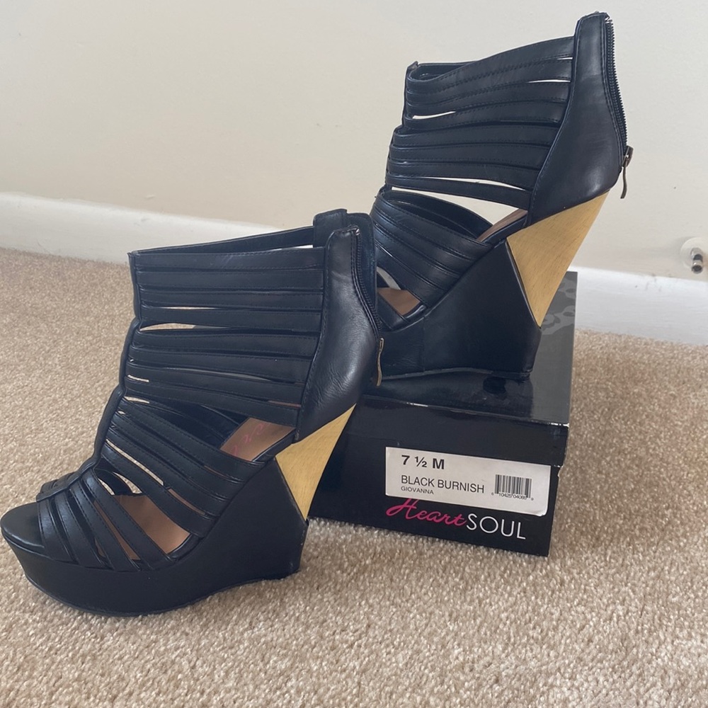 7.5 Heart Soul Black Wedges